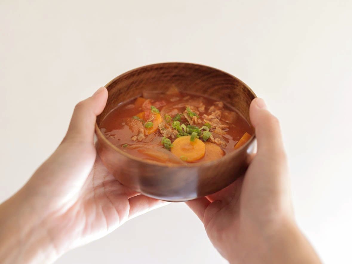 掻き傷のある漆の木の画像